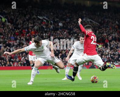 Old Trafford, Manchester, Regno Unito. 30th Dic 2021. Premier League Football Manchester United contro Burnley; Jadon Sancho di Manchester United spara da un angolo stretto per forzare un proprio obiettivo da ben Mee di Burnley a dare al suo fianco un 2-0 piombo dopo 27 minuti Credit: Action Plus Sports/Alamy Live News Foto Stock