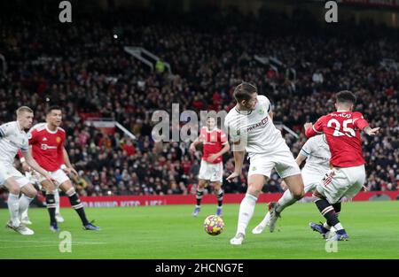 Old Trafford, Manchester, Regno Unito. 30th Dic 2021. Premier League Football Manchester United contro Burnley; Jadon Sancho di Manchester United spara da un angolo stretto per forzare un proprio obiettivo da ben Mee di Burnley a dare al suo fianco un 2-0 piombo dopo 27 minuti Credit: Action Plus Sports/Alamy Live News Foto Stock