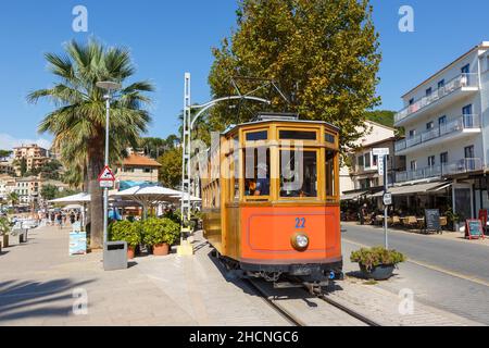 Port de Soller, Spagna - 21 ottobre 2021: Tram antico Tranvia de Soller trasporto pubblico traffico di transito a Maiorca a Port de Soller Foto Stock