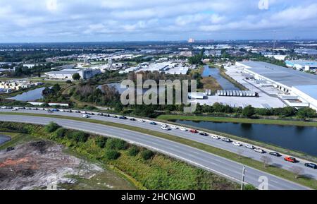 Orlando, Stati Uniti. 31st Dic 2021. (NOTA DEI REDATTORI: Immagine scattata con il drone)le auto vengono salvate vicino a un sito di test COVID-19 presso il South Orange Youth Sports Complex di Orlando. A causa dell'estrema richiesta di test dovuta alla diffusione della variante Omicron, la contea ha aperto questo sito oggi oltre ad altri due siti esistenti che hanno raggiunto la capacità giornaliera, costringendoli a chiudersi presto. Credit: SOPA Images Limited/Alamy Live News Foto Stock