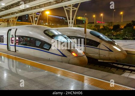 Shanghai, Cina - 18 settembre 2013: Treni ad alta velocità Siemens Velaro CN CRH3 alla stazione ferroviaria di Shanghai Hongqiao in Cina. Foto Stock