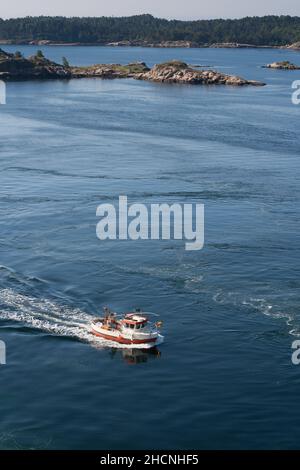 Peschereccio norvegese di ritorno al porto. Kristiansand, Norvegia. Foto Stock