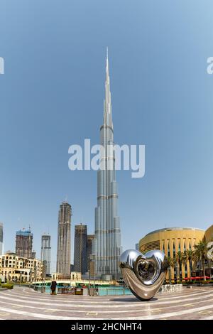 Dubai Burj Khalifa Kalifa grattacielo edificio skyline architettura ritratto formato nella città degli Emirati Arabi Uniti Foto Stock