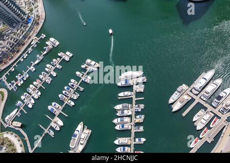 Dubai Marina e Porto viaggi ricchezza di lusso con barche yacht in Emirati Arabi Uniti da sopra ricco Foto Stock