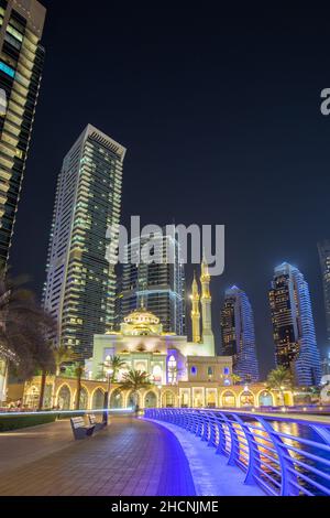 Moschea a Dubai Marina skyline architettura ricchezza viaggi di lusso in formato ritratto notturno negli Emirati Arabi Uniti Islam Foto Stock