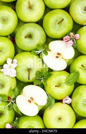 Mele frutta verde mela frutta fondo con foglie e fiori ritratto formato organico Foto Stock