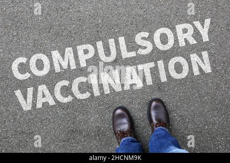 Vaccinazione obbligatoria contro il vaccino contro il coronavirus esitazione del virus corona COVID-19 concetto di Covid Foto Stock