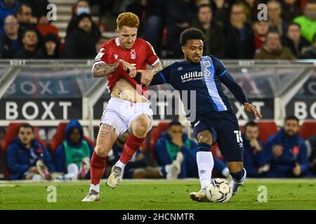 Josh Koroma #10 di Huddersfield Town e Jack Colback #8 di Nottingham Forest battaglie per la palla Foto Stock