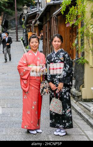 Nara, Giappone - 26 ottobre 30, 2009: Giovani donne giapponesi vestite come geishe per le strade di Nara per rendere il luogo turistico più attraente e per Foto Stock