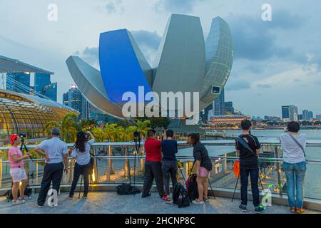 SINGAPORE, SINGAPORE - 10 MARZO 2018: Fotografi che scattano foto dello skyline di Marina Bay, Singapore Foto Stock