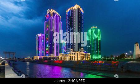 GROZNY, RUSSIA - 24 GIUGNO 2018: Vista notturna dei grattacieli di Grozny City, Cecenia, Russia Foto Stock