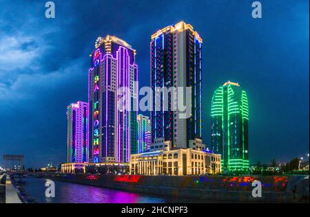 GROZNY, RUSSIA - 24 GIUGNO 2018: Vista notturna dei grattacieli di Grozny City, Cecenia, Russia Foto Stock