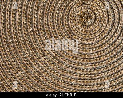 Vista ravvicinata di modelli circolari in placemat tessuto Foto Stock