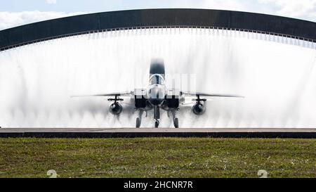 Una F-15C Eagle ha assegnato al 67th Fighter Squadron taxi attraverso il bagno di uccelli dopo un addestramento sortie alla base aerea di Kadena, Giappone, 8 dicembre 2021. Il velivolo viene lavato più frequentemente in un ambiente di acqua salata per combattere la corrosione, tipicamente alla fine di ogni giornata di volo. (STATI UNITI Air Force foto di Senior Airman Jessi Monte) Foto Stock