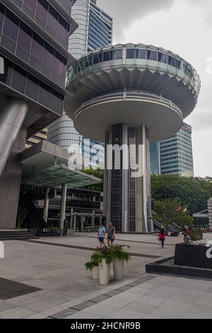 SINGAPORE, SINGAPORE - 11 MARZO 2018: Torre OUE a Marina Bay, Singapore Foto Stock