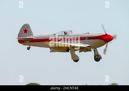 Yakovlev Yak-3UA F-AZLY, atterraggio al Flying Legends Airshow a Duxford, Regno Unito. Aereo russo con schema a stella rossa Foto Stock