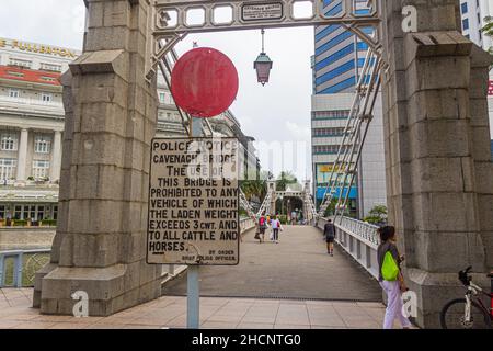 SINGAPORE, SINGAPORE - 11 MARZO 2018: Vista del ponte di Cavenagh a Singapore Foto Stock