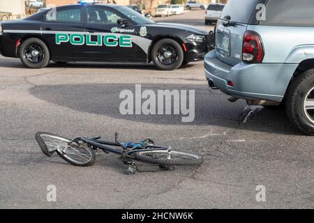 Englewood, Colorado - Una bicicletta mangled si trova nella strada dopo che è stato colpito da un'auto su una strada trafficata nel sobborgo di Denver. Foto Stock