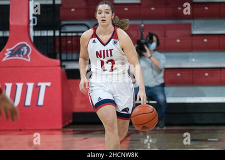 Newark, New Jersey, Stati Uniti. 30th Dic 2021. MARIA FUX DI NJIT durante il primo semestre di azione al Centro benessere ed eventi NJIT di Newak, NJ. NJIT sconfisse StoneBrook 54-49 (Credit Image: © Brian Branch Price/ZUMA Press Wire) Foto Stock