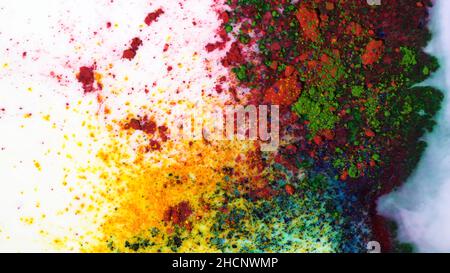 Vista dall'alto degli inchiostri verdi, gialli e rossi secchi che galleggiano nella sostanza lattiginosa bianca. Bellissimo sfondo iridescente con colori colorati mescolati con il co bianco Foto Stock