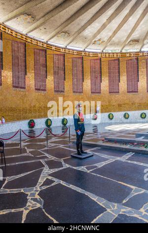 VOLGOGRAD, RUSSIA - 28 GIUGNO 2018: Guardia della fiamma Eterna presso il complesso commemorativo della battaglia di Stalingrad sul colle Mamayev a Vo Foto Stock