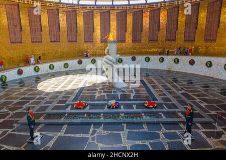 VOLGOGRAD, RUSSIA - 28 GIUGNO 2018: Fiamma eterna al Memorial Complex che commemora la battaglia di Stalingrad alla collina Mamayev di Volgograd, Russ Foto Stock