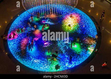 SINGAPORE, SINGAPORE - 11 MARZO 2018: Area di intrattenimento nel centro commerciale Shoppes at Marina Bay Sands, Singapore Foto Stock