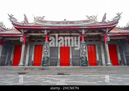 Le enormi porte rosse del Tempio Xingtiano. Il tempio è un tempio contemporaneo nel quartiere Zhongshan di Taipei a Taiwan. Foto Stock