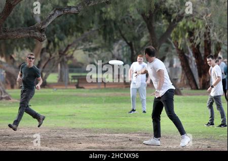 (211230) -- TEL AVIV, 30 dicembre 2021 (Xinhua) -- le persone giocano al parco Yarkon a Tel Aviv, Israele, il 30 dicembre 2021. (Gideon Markowicz/JINI via Xinhua) Foto Stock