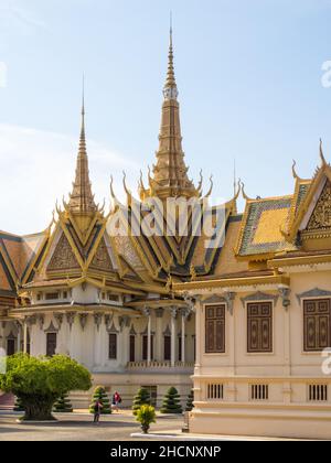 Il Palazzo reale è un maestoso complesso di splendidi edifici che serve come residenza reale del re - Phnom Penh, Cambogia Foto Stock