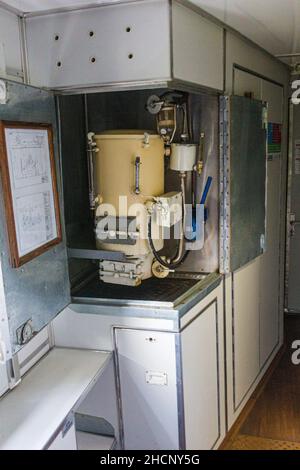 KUNGUR, RUSSIA - 2 LUGLIO 2018: Samovar in treno sulla ferrovia Trans-Siberiana, Russia Foto Stock