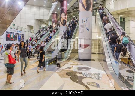 SINGAPORE, SINGAPORE - 12 MARZO 2018: Scale mobili alla stazione di interscambio MRT Dhoby Ghaut a Singapore Foto Stock