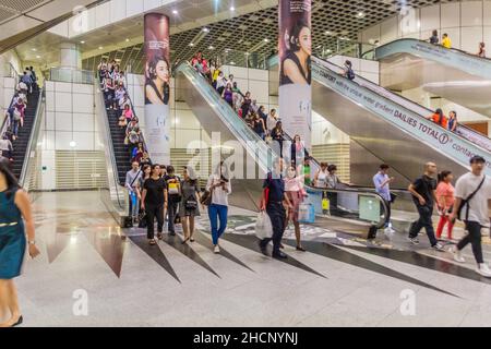 SINGAPORE, SINGAPORE - 12 MARZO 2018: Scale mobili alla stazione di interscambio MRT Dhoby Ghaut a Singapore Foto Stock