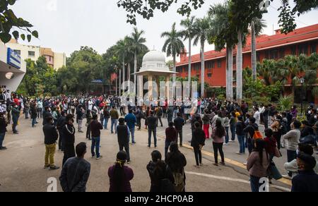 New Delhi, India. 30th Dic 2021. NEW DELHI, INDIA - 30 DICEMBRE: I medici residenti protestano per il ritardo nella consulenza NEET-PG 2021, al Lady Hardinge Hospital il 30 dicembre 2021 a New Delhi, India. (Foto di Amal KS/Hindustan Times/Sipa USA) Credit: Sipa USA/Alamy Live News Foto Stock