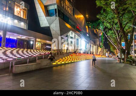 SINGAPORE, SINGAPORE - 12 MARZO 2018: Vista notturna di Orchard Road a Singapore Foto Stock