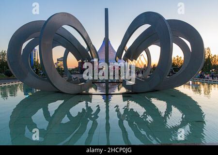 ASTANA, KAZAKHSTAN - 8 LUGLIO 2018: Scultura nel Parco degli innamorati di Astana ora Nur-Sultan , capitale del Kazakhstan. Foto Stock