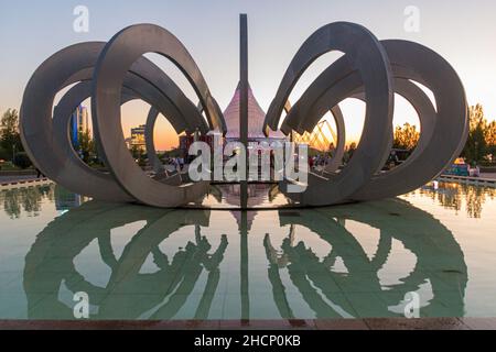 ASTANA, KAZAKHSTAN - 8 LUGLIO 2018: Scultura nel Parco degli innamorati di Astana ora Nur-Sultan , capitale del Kazakhstan. Foto Stock