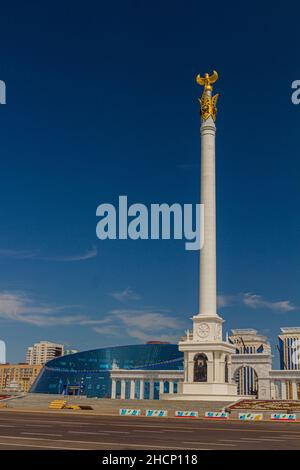 ASTANA, KAZAKHSTAN - 9 LUGLIO 2018: Palazzo della creatività di Shabyt e Monumento Kazako Eli sulla Piazza dell'Indipendenza di Astana ora Nur-Sultan , capitale o Foto Stock