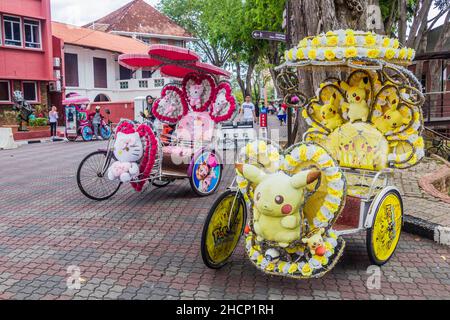 MALACCA, MALAYASIA - 19 MARZO 2018: Rickshaws colorati nel centro di Malacca Melaka . Foto Stock