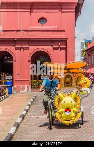 MALACCA, MALAYASIA - 19 MARZO 2018: Rickshaw colorato nel centro di Malacca Melaka . Foto Stock