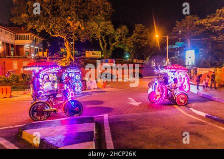 MALACCA, MALAYASIA - 19 MARZO 2018: Rickshaws colorati nel centro di Malacca Melaka . Foto Stock