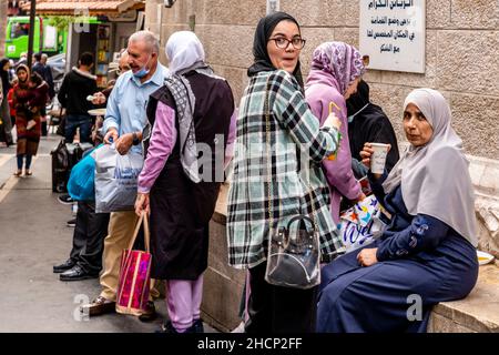 Un gruppo di donne che siedono al di fuori del negozio di pasticceria/dolci di Habibah, Downtown, Amman, Jordan. Foto Stock