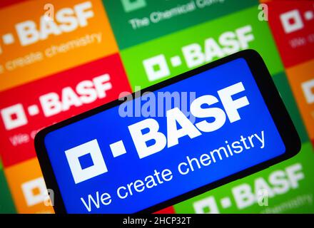 Ucraina. 30th Dic 2021. In questa figura, sullo schermo dello smartphone viene visualizzato il logo BASF se. Credit: SOPA Images Limited/Alamy Live News Foto Stock