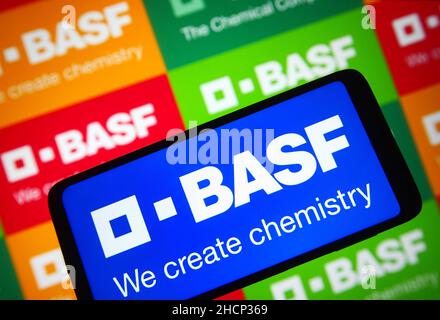 Ucraina. 30th Dic 2021. In questa figura, sullo schermo dello smartphone viene visualizzato il logo BASF se. (Foto di Pavlo Gonchar/SOPA Images/Sipa USA) Credit: Sipa USA/Alamy Live News Foto Stock
