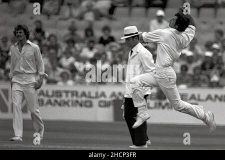 Richard Hadlee bowling per la Nuova Zelanda contro l'Inghilterra all'Oval, Londra, Inghilterra 28 luglio 1978. Fielder è John Wright, umpire David Constant. Foto Stock