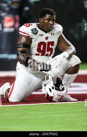 Las Vegas, Nevada, USA. 30th Dic 2021. I tassi del Wisconsin Nose Tackle Keeanu Benton (95) si riscaldano prima dell'inizio del Las Vegas Bowl di distribuzione SRS, con i badge del Wisconsin e gli Arizona state Sun Devils all'Allegiant Stadium di Las Vegas, Nevada. Christopher Trim/CSM/Alamy Live News Foto Stock