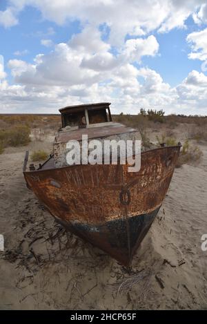 Mujnak, Uzbekistan. 21st Ott 2021. Una nave arrugginita sorge nella sabbia dell'ex città portuale da cui l'acqua si è ritirata decenni fa. Il deserto di sale e sabbia di Aralkum continua a crescere. La regione è considerata la più grande catastrofe ecologica della terra. (Al report KORR 'Eco-disastro Aral Sea: La lotta per i suoi resti continua') Credit: Ulf Maider/dpa/Alamy Live News Foto Stock