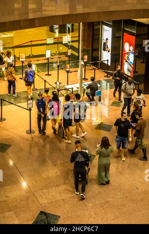 Il responsabile della sicurezza presso la stazione d'ingresso del centro commerciale Nee Ann City scansiona i gettoni TraceTogether o l'app dei visitatori per l'ingresso sicuro. Foto Stock
