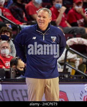 Piscataway, New Jersey, Stati Uniti. 30th Dic 2021. I Maine Black Bears sono il capo allenatore Ricard Barron durante la partita tra i Maine Black Bears e i Rutgers Scarlet Knights alla Jersey MikeÕs Arena di Piscataway, New Jersey, il 30 2021 dicembre. Rutgers sconfisse il Maine 80-64. Duncan Williams/CSM/Alamy Live News Foto Stock