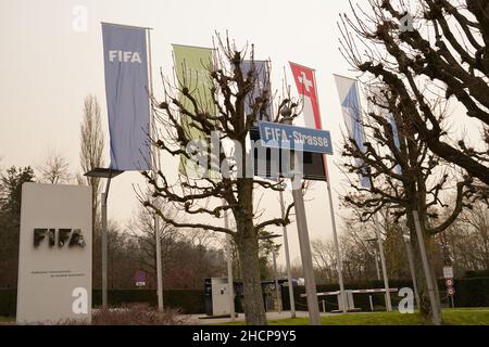 Ingresso della sede FIFA con bandiere e segnaletica dell'organizzazione. Foto Stock